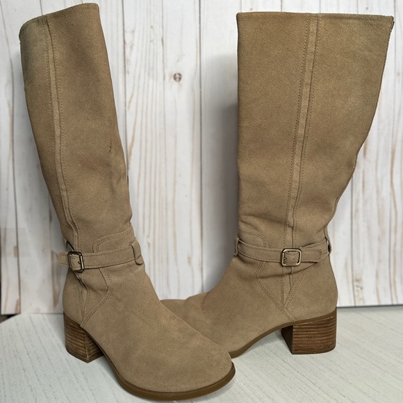 UGG Fashionable Fall Boots - Picture 1 of 12